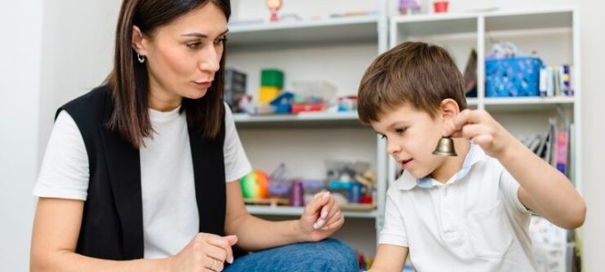 imgi_175_beautiful-woman-speech-therapist-deals-with-boy-teaches-him-correct-pronunciation-competent-speech_114354-2117